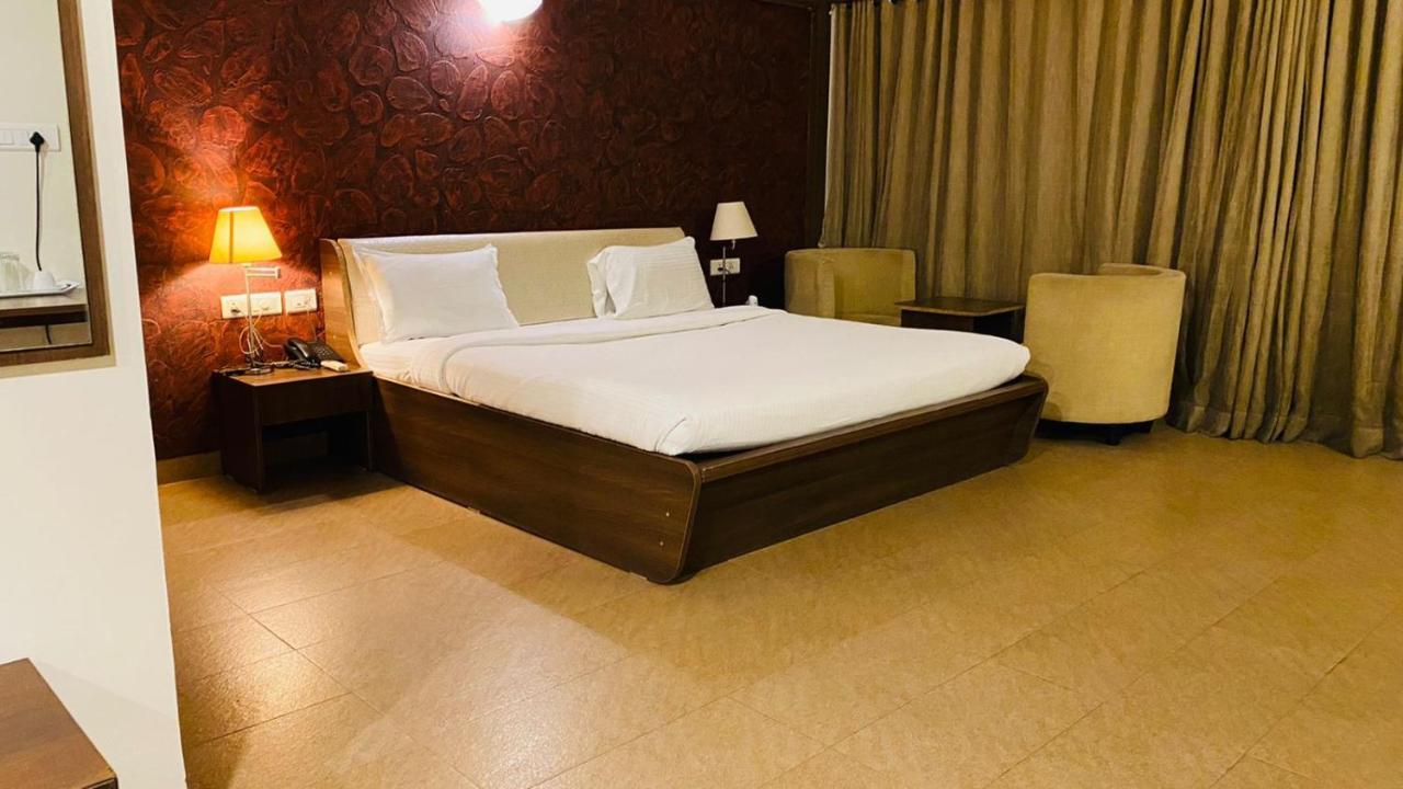 The Cliff Hotell Pune Exteriör bild
